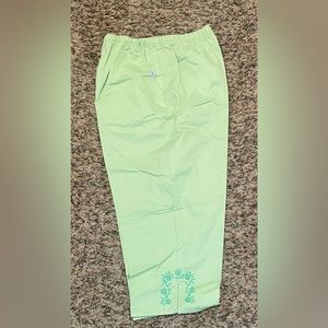 Chic Capri Pants Light Green